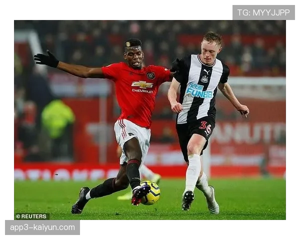 曼联防守阶段中场拦截链构建，卡塞米罗与埃里克森双后腰覆盖区域分工